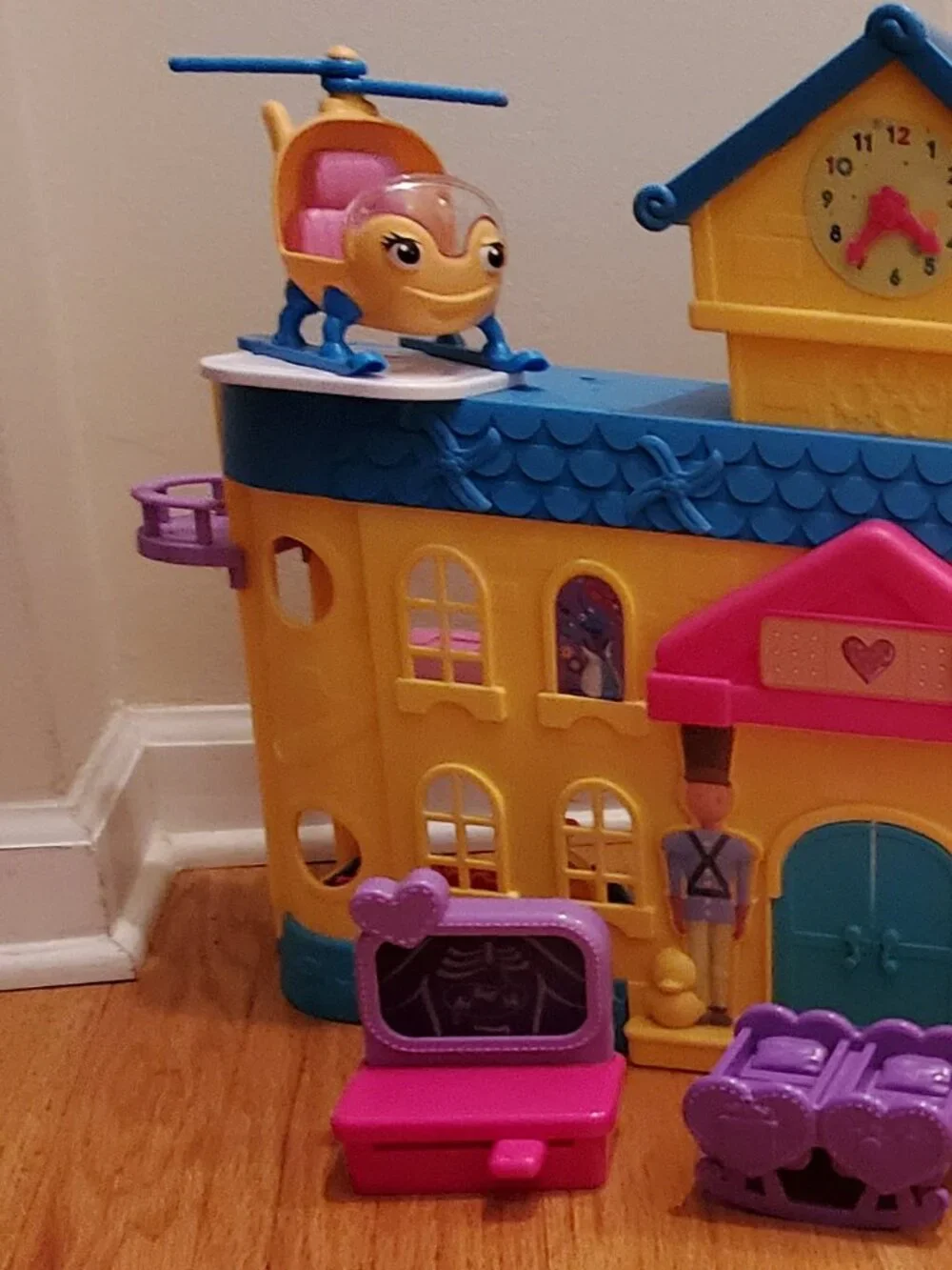 Doc McStuffins Hospital Playset & Many Extras! by Disney Junior  EUC! see photos